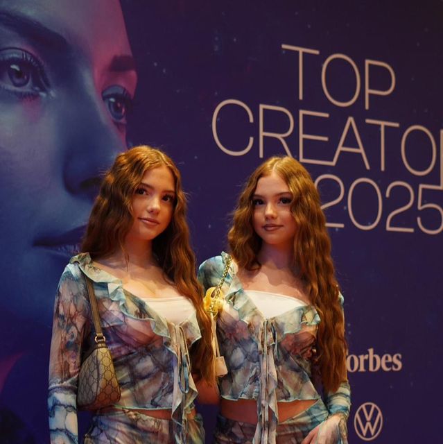 Vor der Fotowand eines Creator-Events