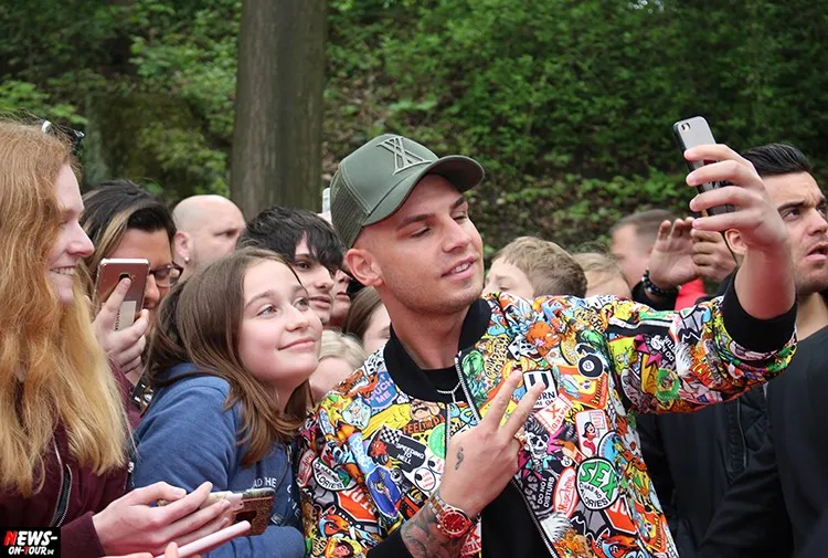 Ein gemeinsames Selfie mit Fans